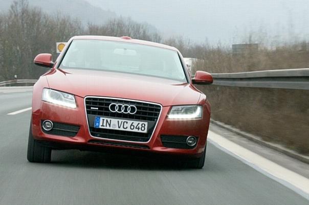 Bereits vor Kurvenbeginn weiß das Fahrzeug, wie stark es sich neigen muss, um Querkräfte zu eliminieren. Foto: Audi/Auto-Reporter.NET